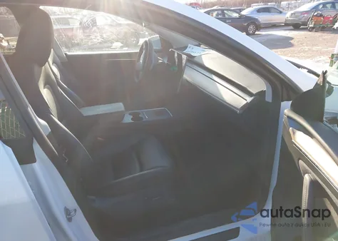 2025 Tesla Model Y Long Range Dual Motor All-Wheel Drive z USA, uszkodzony, nr VIN 7SAYGDEE4SF246762